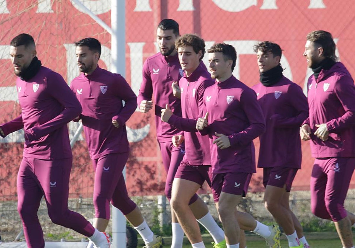 Varios jugadores del Sevilla, realizando un ejercicio de carrera continua durante un entrenamiento en la ciudad deportiva