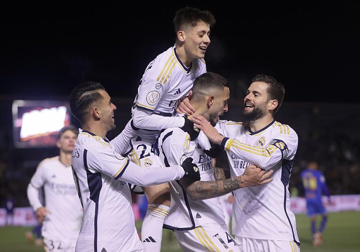 Los jugadores del Real Madrid celebran el gol de Joselu