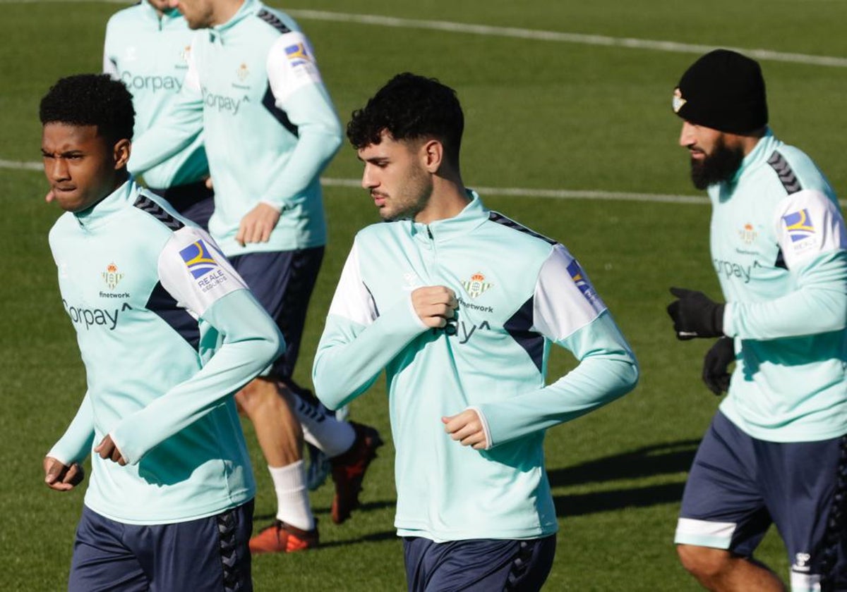 Cardoso trota junto a Abner y Fekir en un entrenamiento reciente del Betis