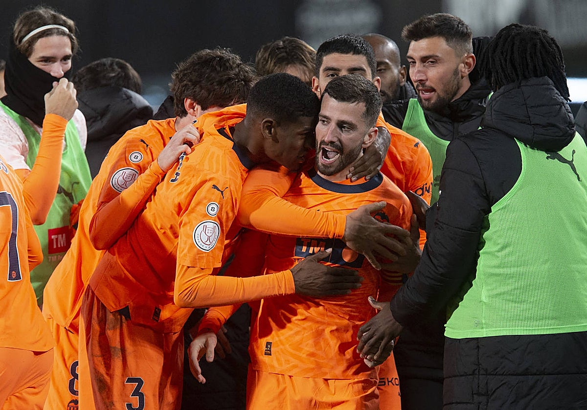 Los jugadores del Valencia felicitan a Gayá tras su gol