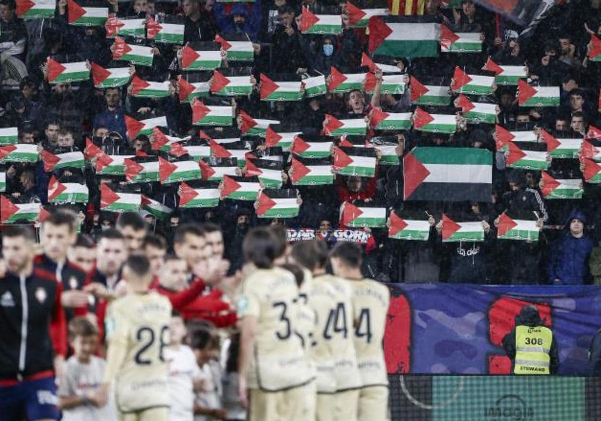 Aficionados de Osasuna muestran banderas en apoyo a Palestina antes del encuentro ante el Granada, el pasado 20 de octubre