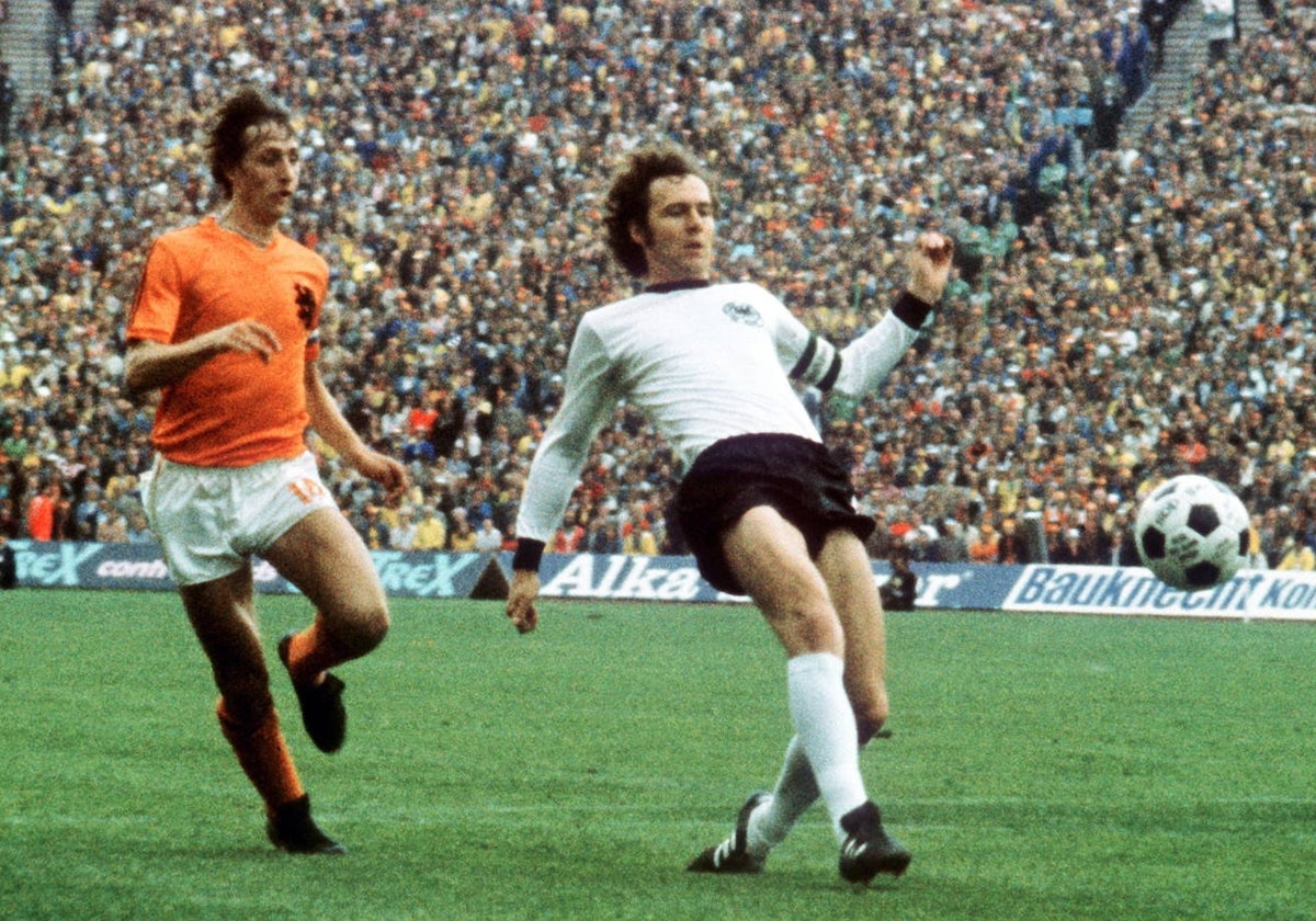 Beckenbauer, en una jugada contra Cruyff