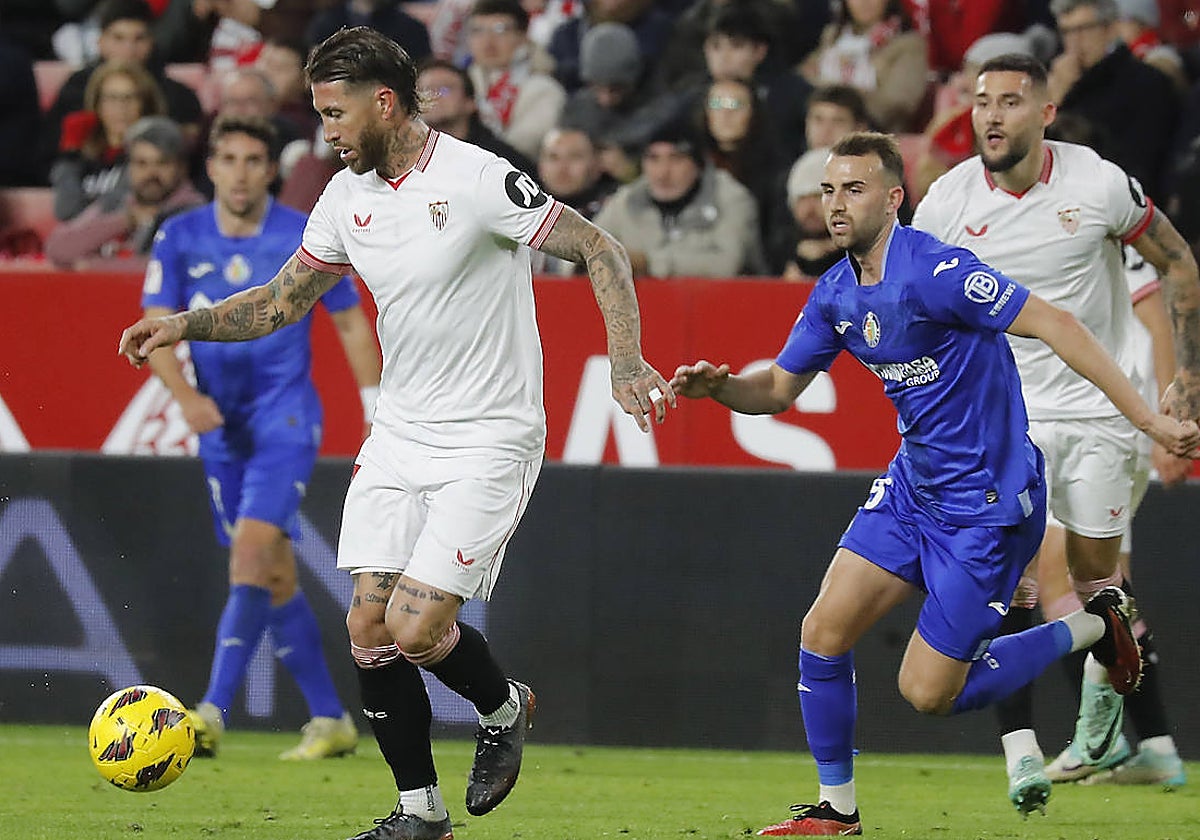 Sergio Ramos controla un balón ante Borja Mayoral en el Sevilla - Getafe de LaLiga 23-24
