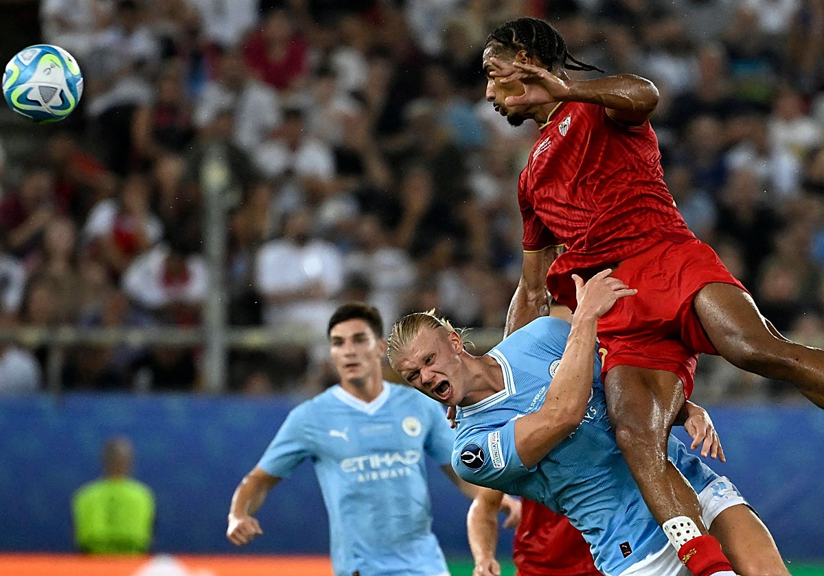 Badé cabecea ante Haaland en el Sevilla - Manchester City de la Supercopa de Europa