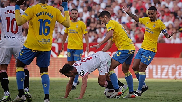 Óliver Torres pelea por un balón durante el Sevilla - Las Palmas de esta temporada