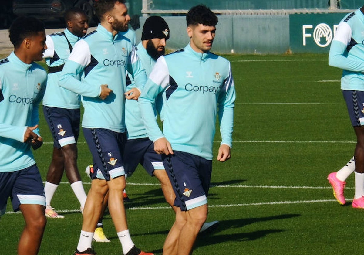 Johnny Cardoso, en el centro de la imagen, en uno de sus primeros entrenamientos con el Betis tras su incorporación