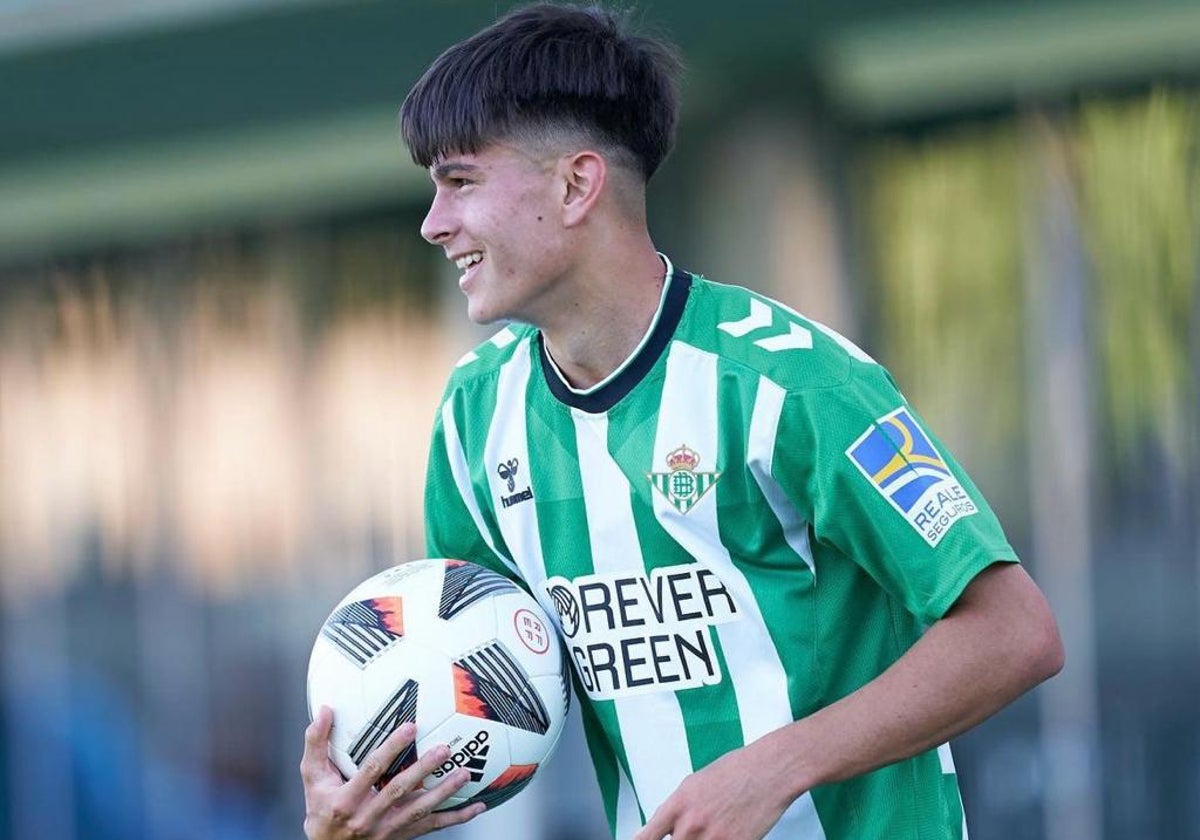 Dani Pérez toma el balón en un partido con el Betis Deportivo en la ciudad deportiva Luis del Sol