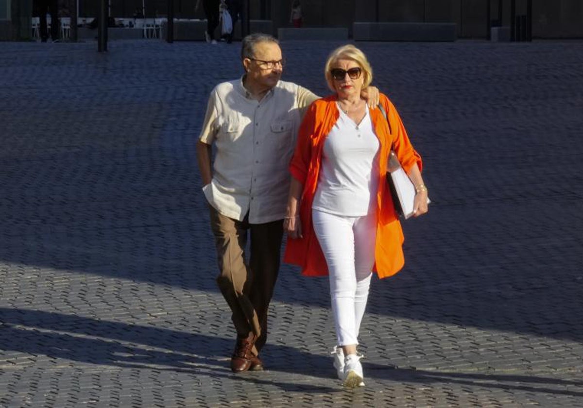 José María Enríquez Negreira, acompañado de su esposa, a su llegada al Instituto de Medicina Legal de Cataluña, el pasado 10 de octubre