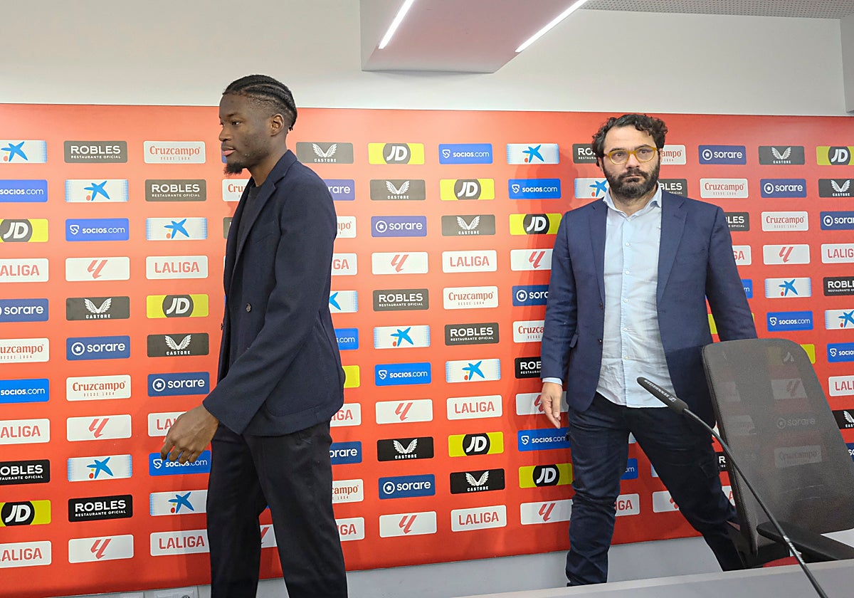 Lucien Agoumé, en su presentación, junto a Víctor Orta
