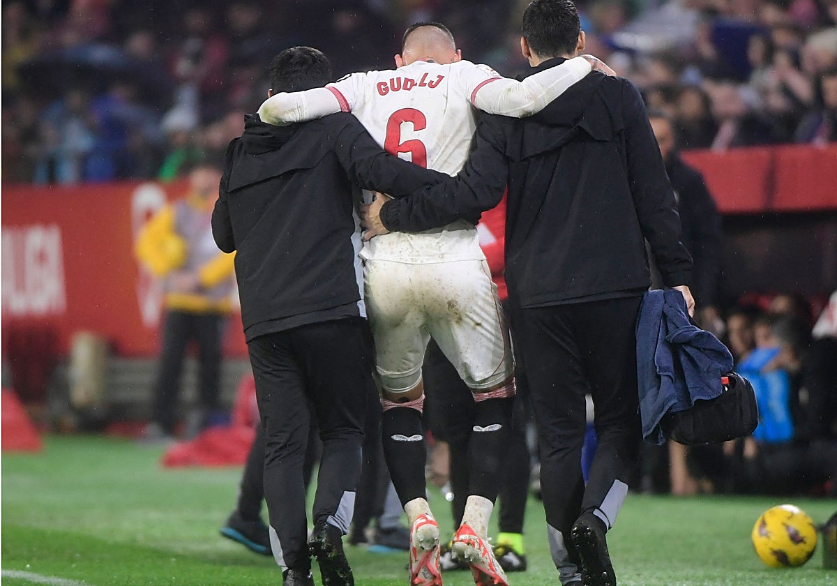 Nemanja Gudelj se retira del terreno de juego sin poder posar la pierna en el duelo ante el Athletic en el Sánchez-Pizjuán