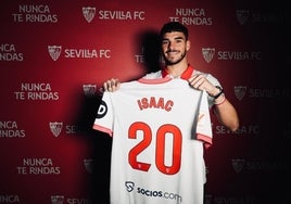 El delantero Isaac Romero ya tiene ficha del primer equipo del Sevilla FC