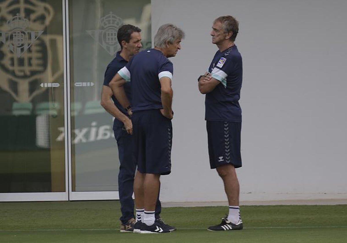 Ramón Planes y Rubén Cousillas conversan con Pellegrini en una imagen de archivo