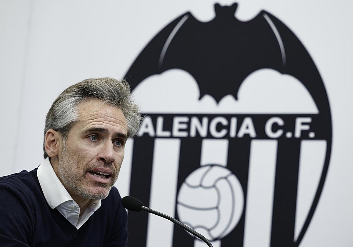 Miguel Ángel Corona, en una comparecencia con el Valencia