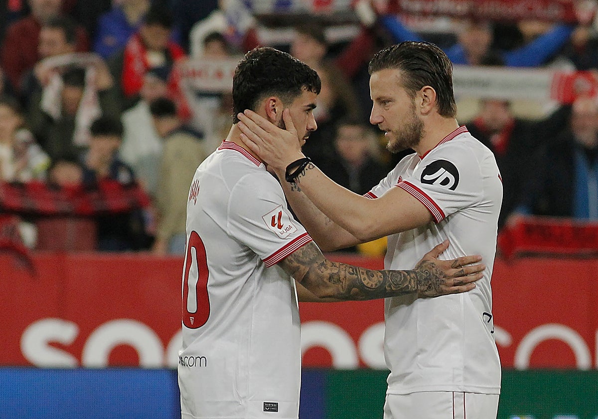 Rakitic alienta a Isaac Romero antes del Sevilla - Alavés
