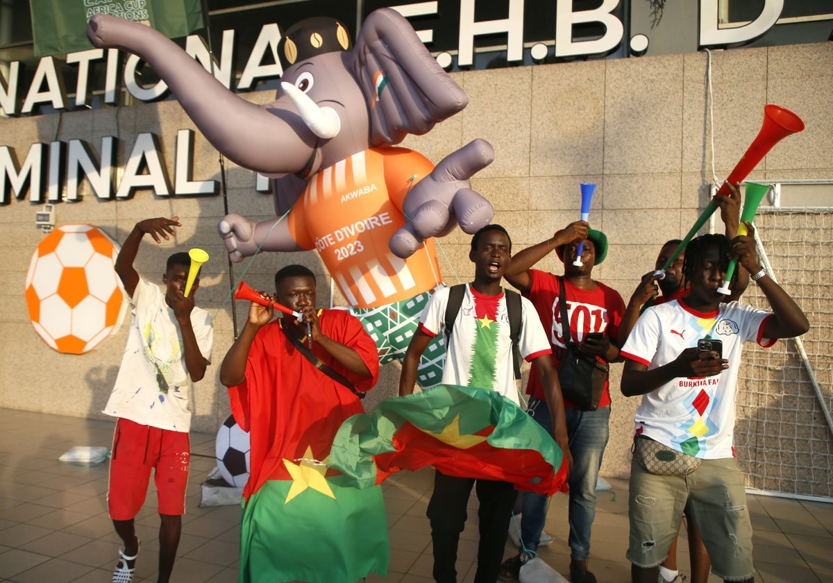 Aficionados africanos en la ciudad costamarfileña de Abidjan