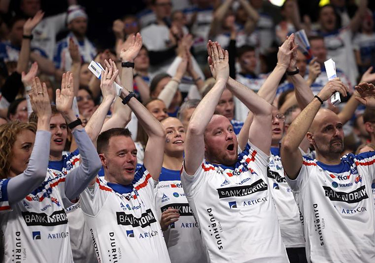 Aficionados feroeses animan a su selección durante el partido que les enfrentó a Eslovenia