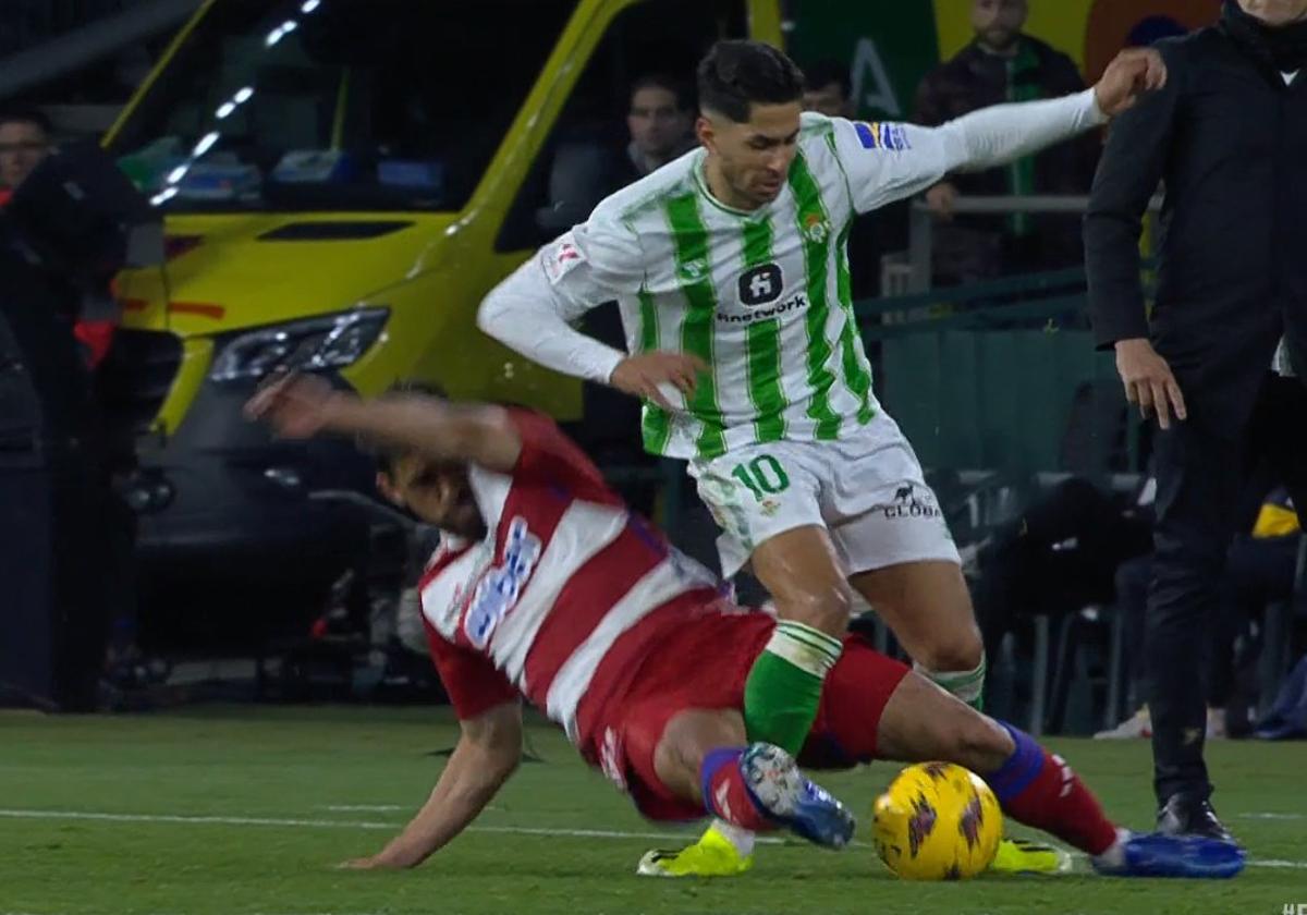 Entrada de Bruno Méndez sobre Ayoze en la primera parte del Betis - Granada