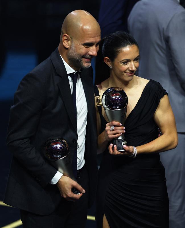 Pep Guardiola, director de Manchester City, y Aitana Bonmati del FC Barcelona posan en el escenario después de la ceremonia de entrega de premios