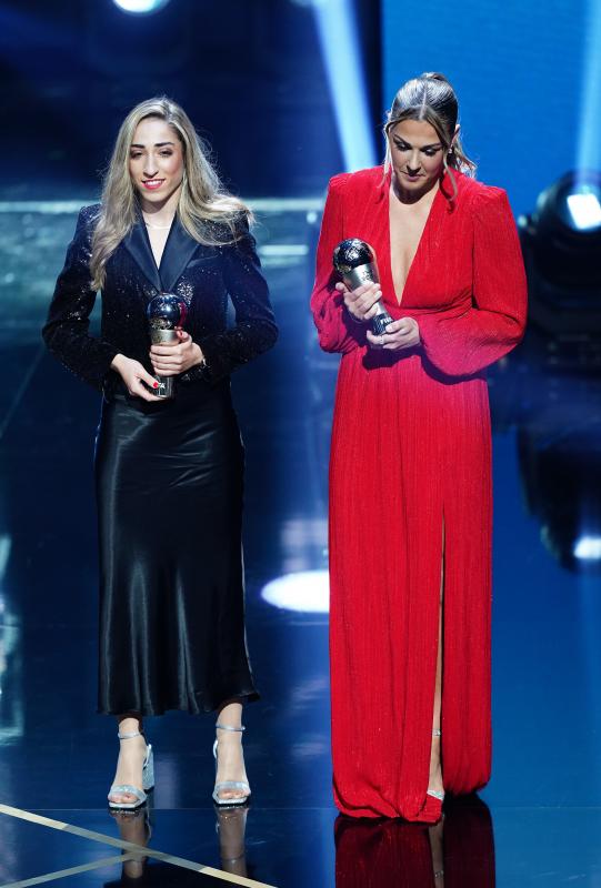 La futbolista española Olga Carmona (L) y la portera inglesa Mary Earps suben al escenario tras recibir premios por formar parte del Fifpro Women's World XI