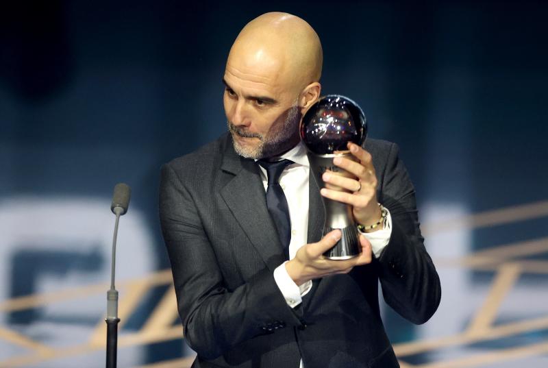 El técnico del Manchester City, Pep Guardiola, gana el premio al Mejor Entrenador Masculino