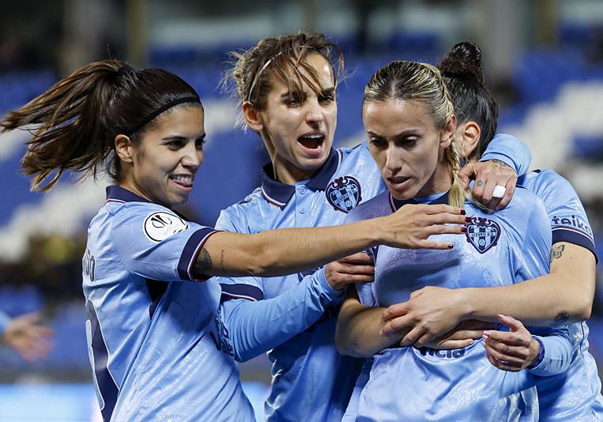 Las jugadoras del Levante celebran el gol anotado por Ángela Sosa
