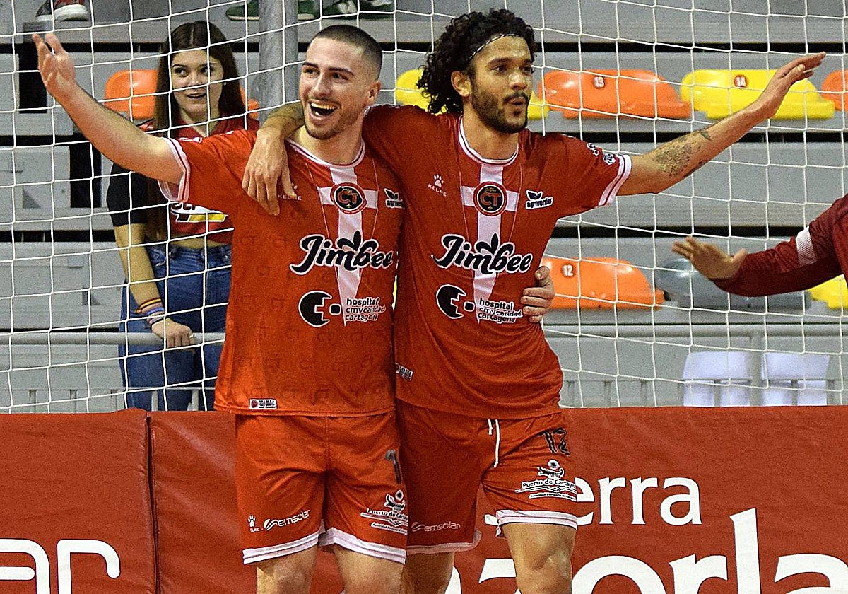 Pablo Ramírez y Lucao celebran uno de los goles a Elpozo Murcia