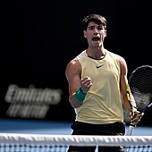 Alcaraz doblega a un rocoso Sonego (6-4, 6-7, 6-3, 7-6)