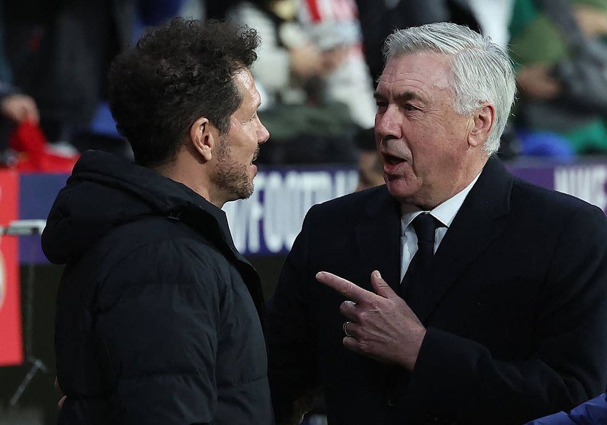 Ancelotti y Simeone, saludándose antes del partido