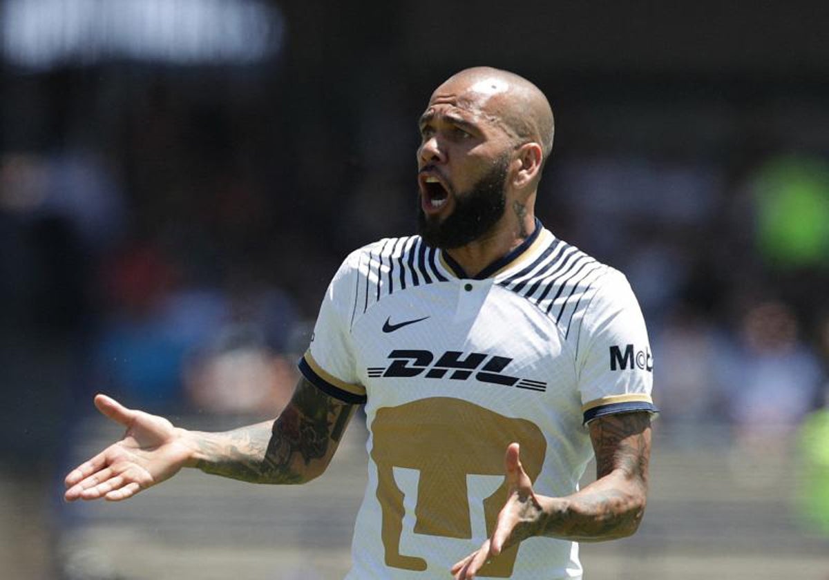 Alves, durante un partido