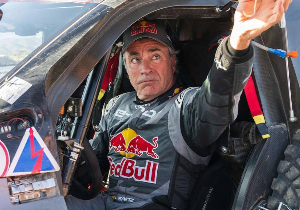 Carlos Sainz, a punto de comenzar una etapa del Dakar