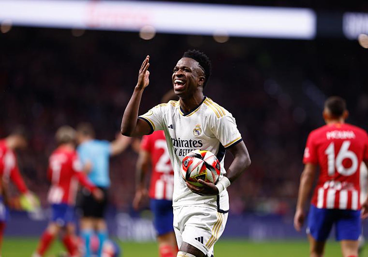 Vinicius, en un gesto característico