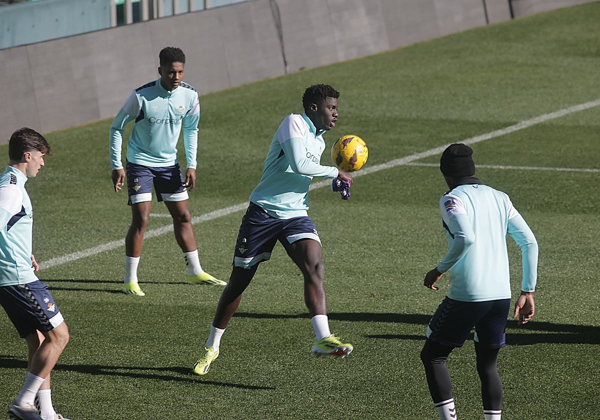 Assane, al centro de un rondo en el entrenamiento de este sábado en el Benito Villamarín