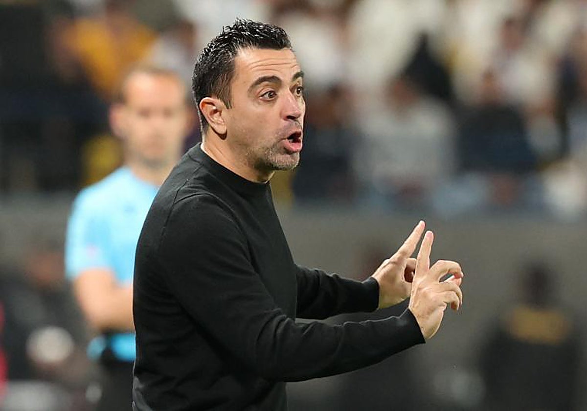 Xavi da instrucciones durante el partido ante el Madrid