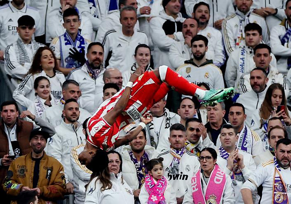 Ramazani celebra el primer gol del Almería en el Bernabéu