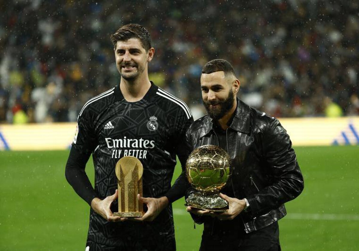 Courtois, con el trofeo Yashine, y Benzema, con el Balón de Oro, en 2022