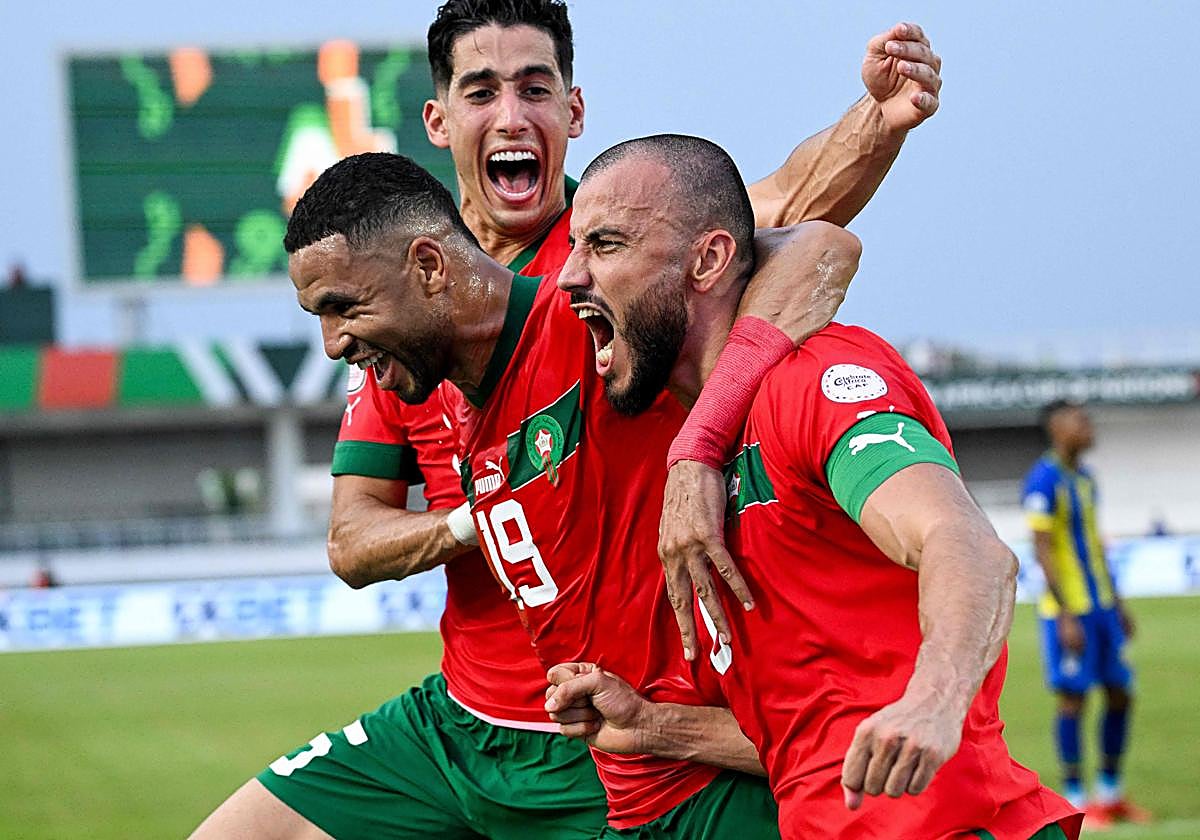 Romain Saiss celebra su gol ante Tanzania en el primer partido de la Copa África