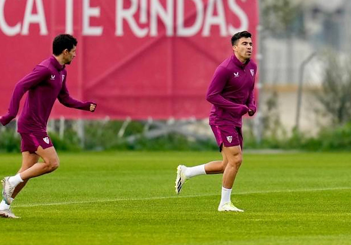 Marcos Acuña entrenando junto a Jesús Navas al margen del equipo (Archivo)