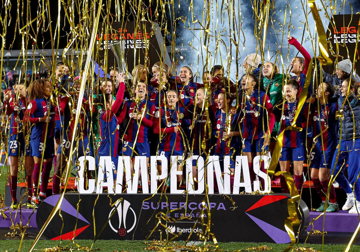 El Barcelona celebra el título de la Supercopa