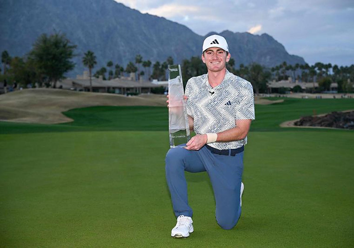 El joven Nick Dunlap pñosa orgulloso con el trofeo de ganador del torneo PGA de La Quinta