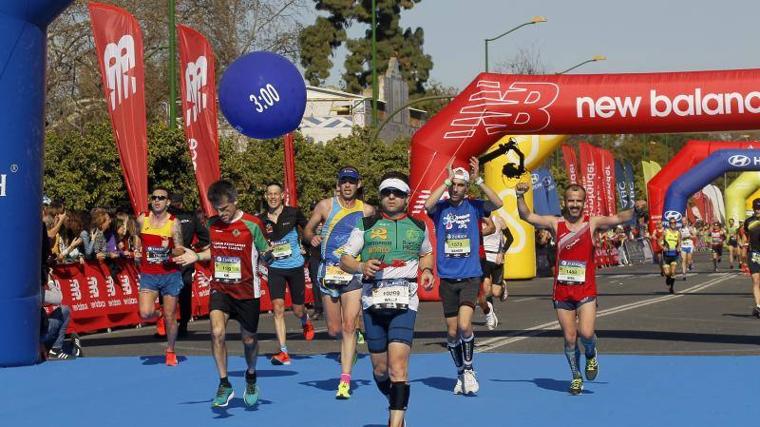 Los corredores del Zurich Maratón Sevilla, a la llegada de la meta situada en la avenida de la Palmera