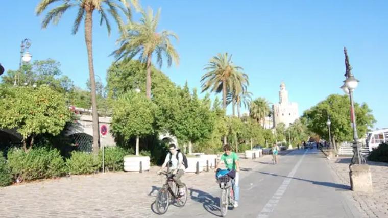 Ciclistas y corredores transitan por el paseo Marqués de Contadero