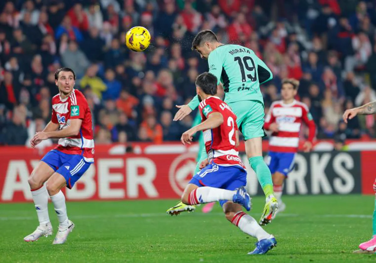 Morata remata de cabeza para anotar el único gol del partido entre Granada y Atlético de Madrid