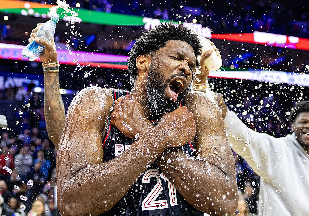 Los compañeros de Embiid le felicitan tras anotar 70 puntos ante los Spurs