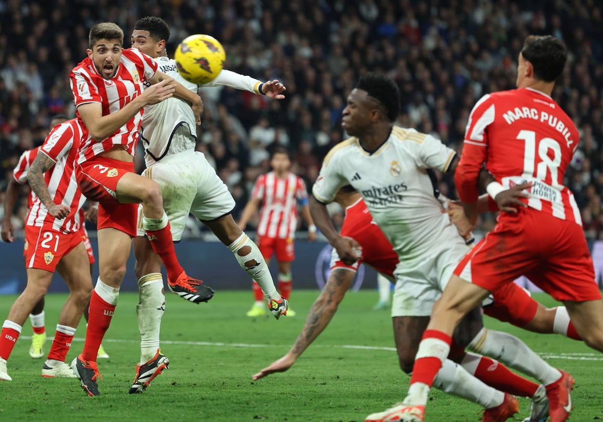 Vinicius, en una de las acciones polémicas del Real Madrid-Almería