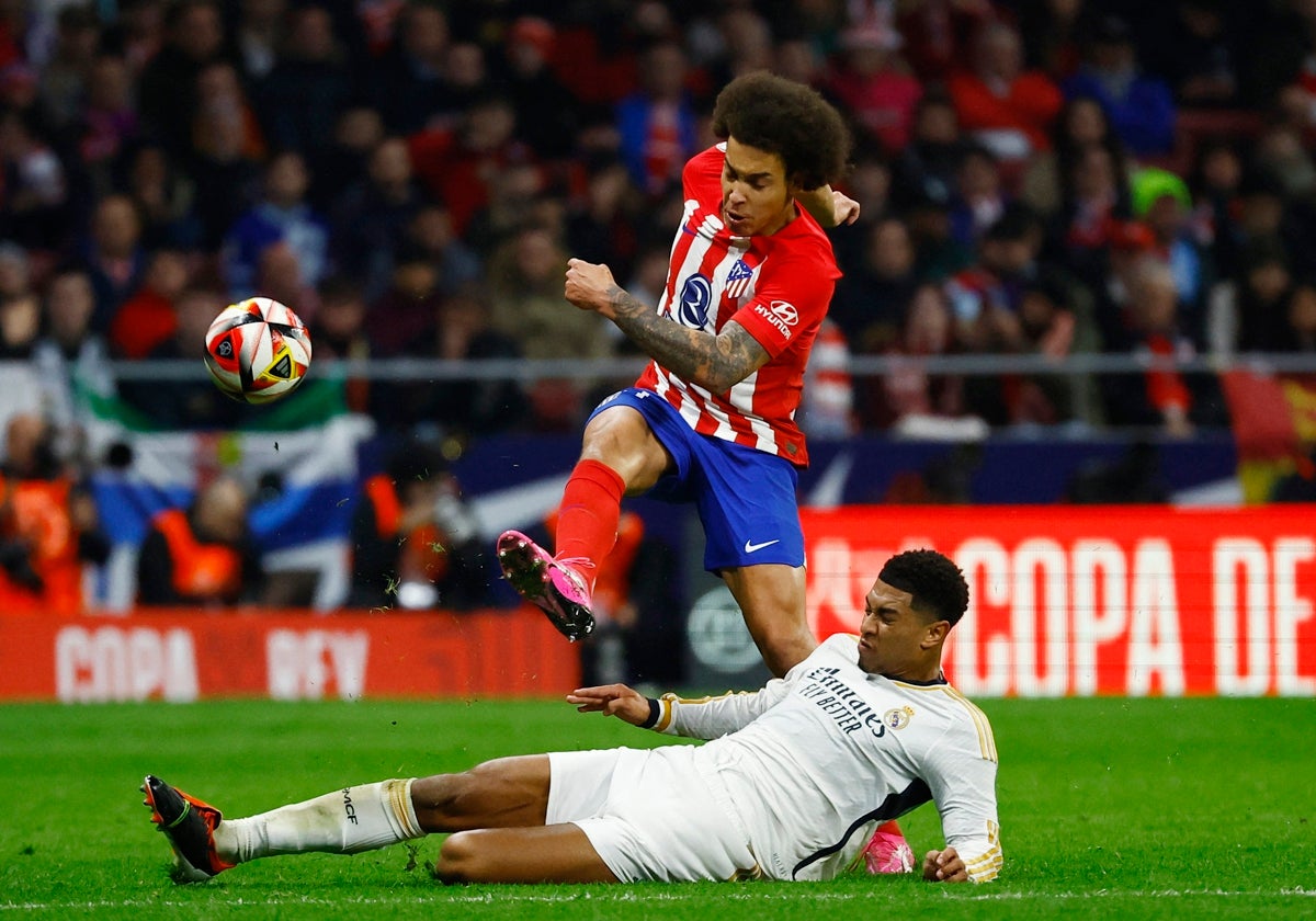 Axel Witsel disputa un balón con Jude Bellingham durante los octavos de final de la Copa del Rey