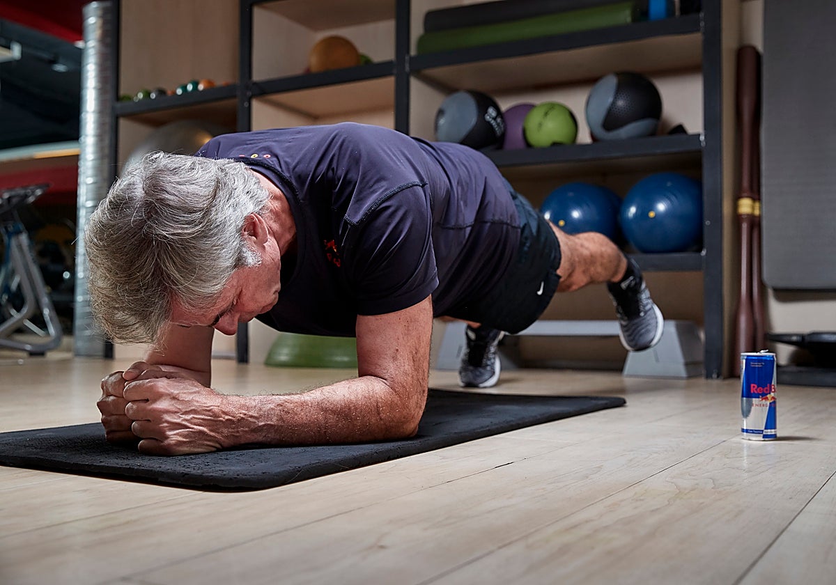 Carlos Sainz, entrenamiento de élite más allá de los 60, en imágenes