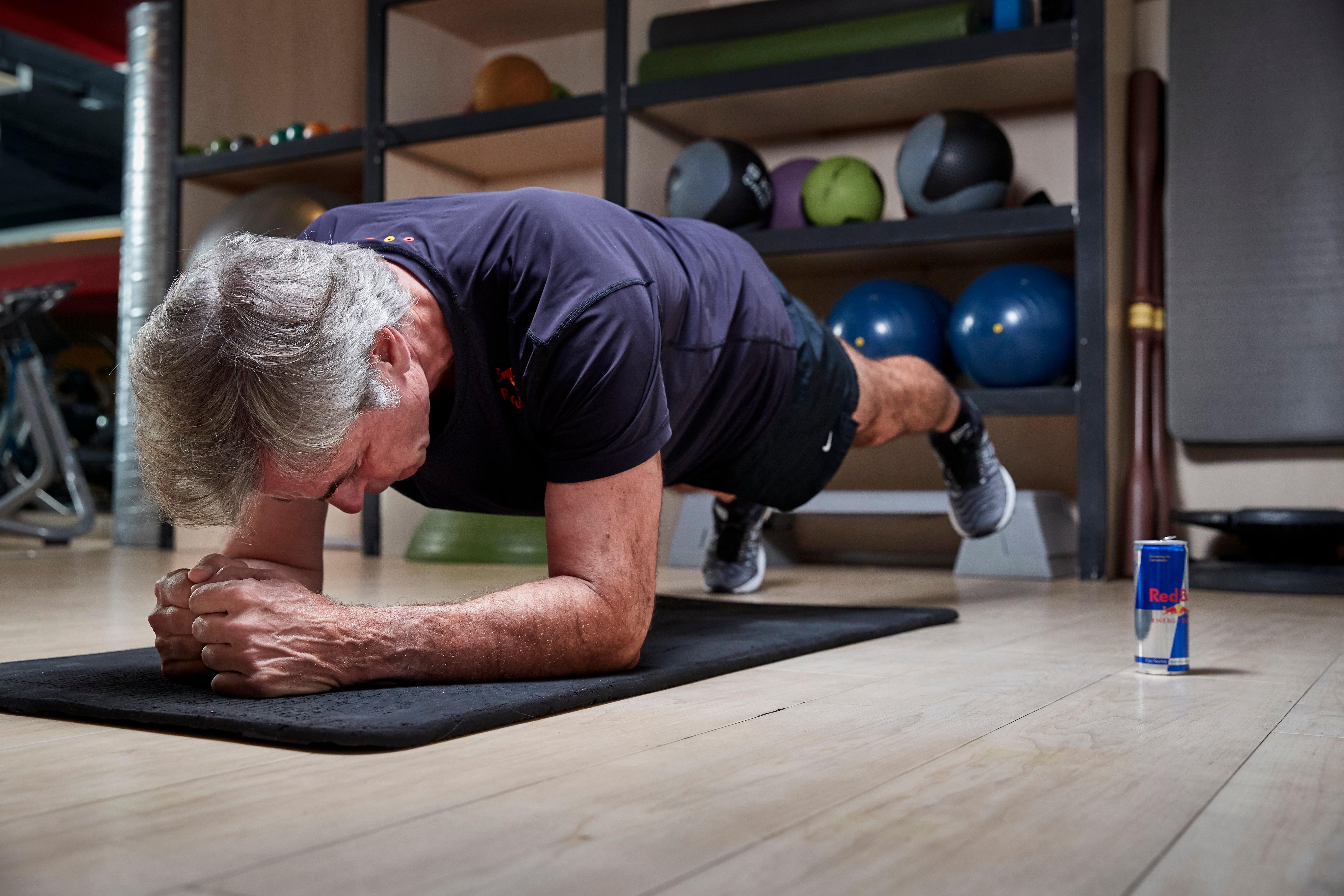 Carlos Sainz, entrenamiento de élite más allá de los 60, en imágenes