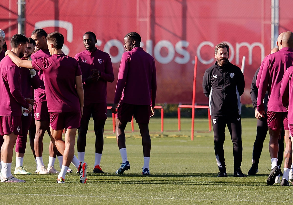 Quique Sánchez Flores y sus jugadores, durante el último entrenamiento previo al partido ante Osasuna