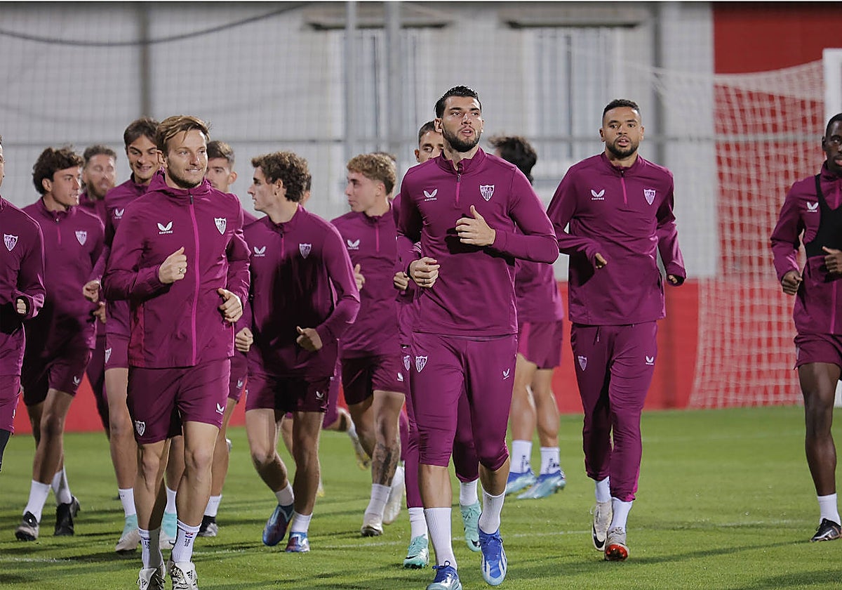 Rakitic, junto a varios compañeros, durante un entrenamiento del Sevilla