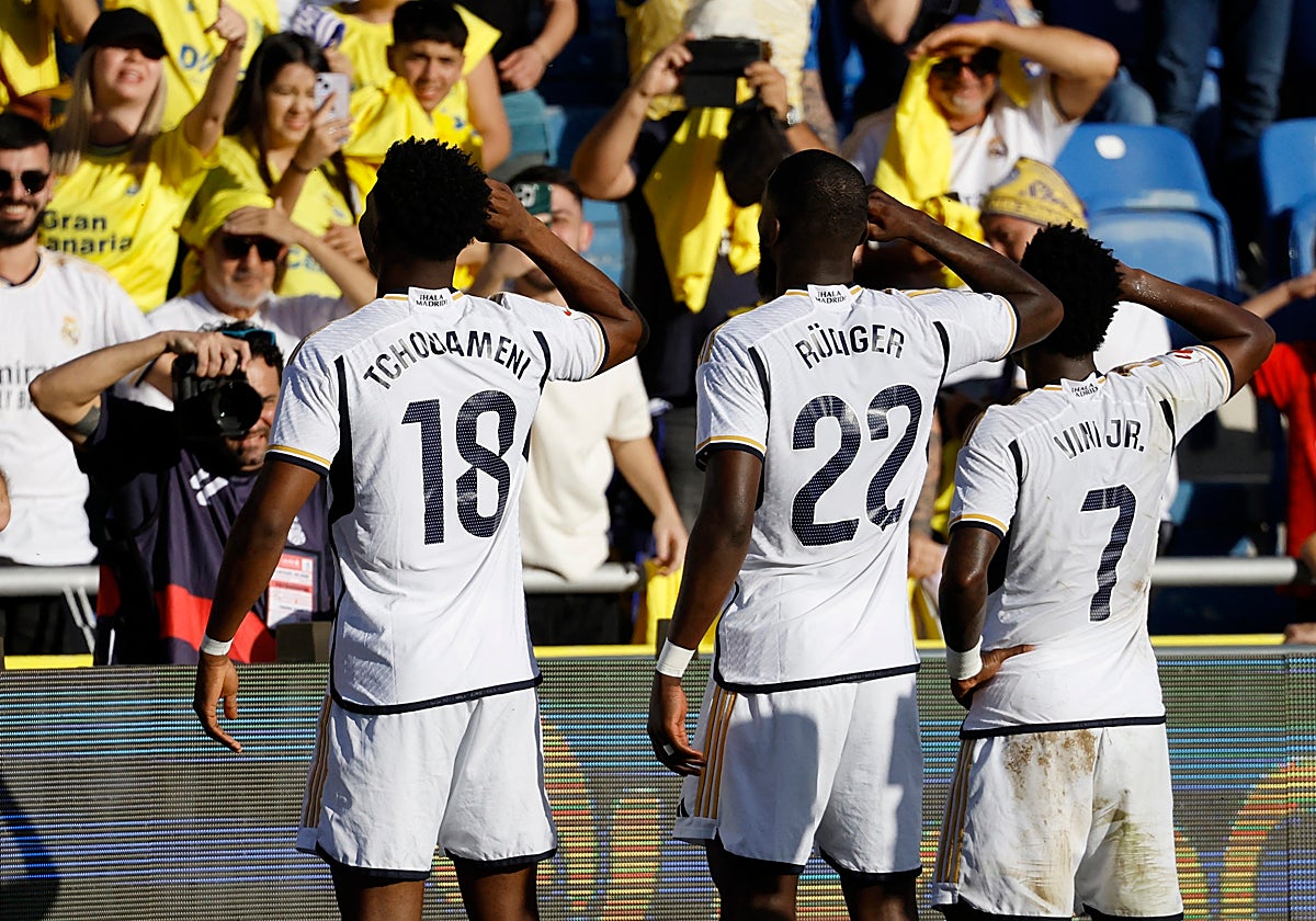 Tchouaméni, Rudiger y Vini celebrando el 1-2